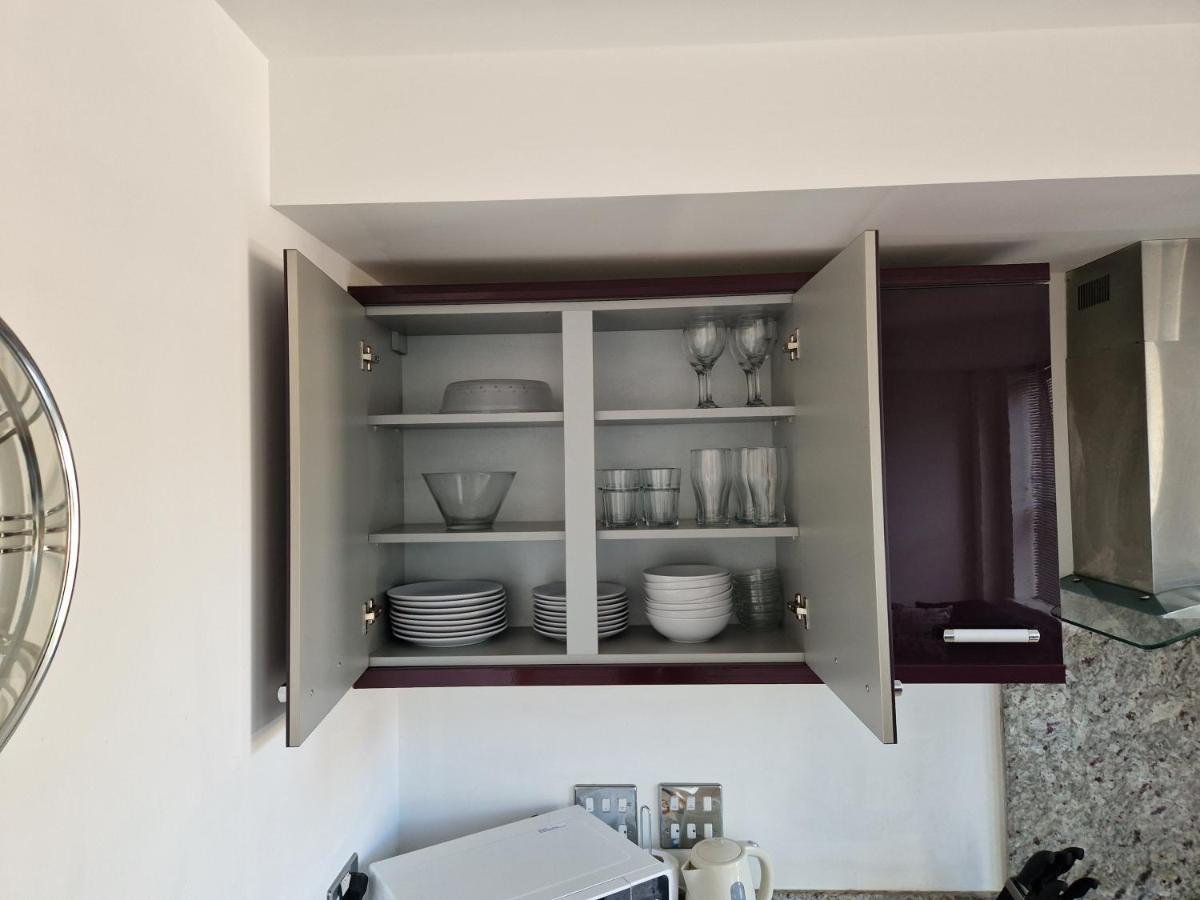Modern & Spacious 2-Bed Flat With Secure Parking Reading Buitenkant foto