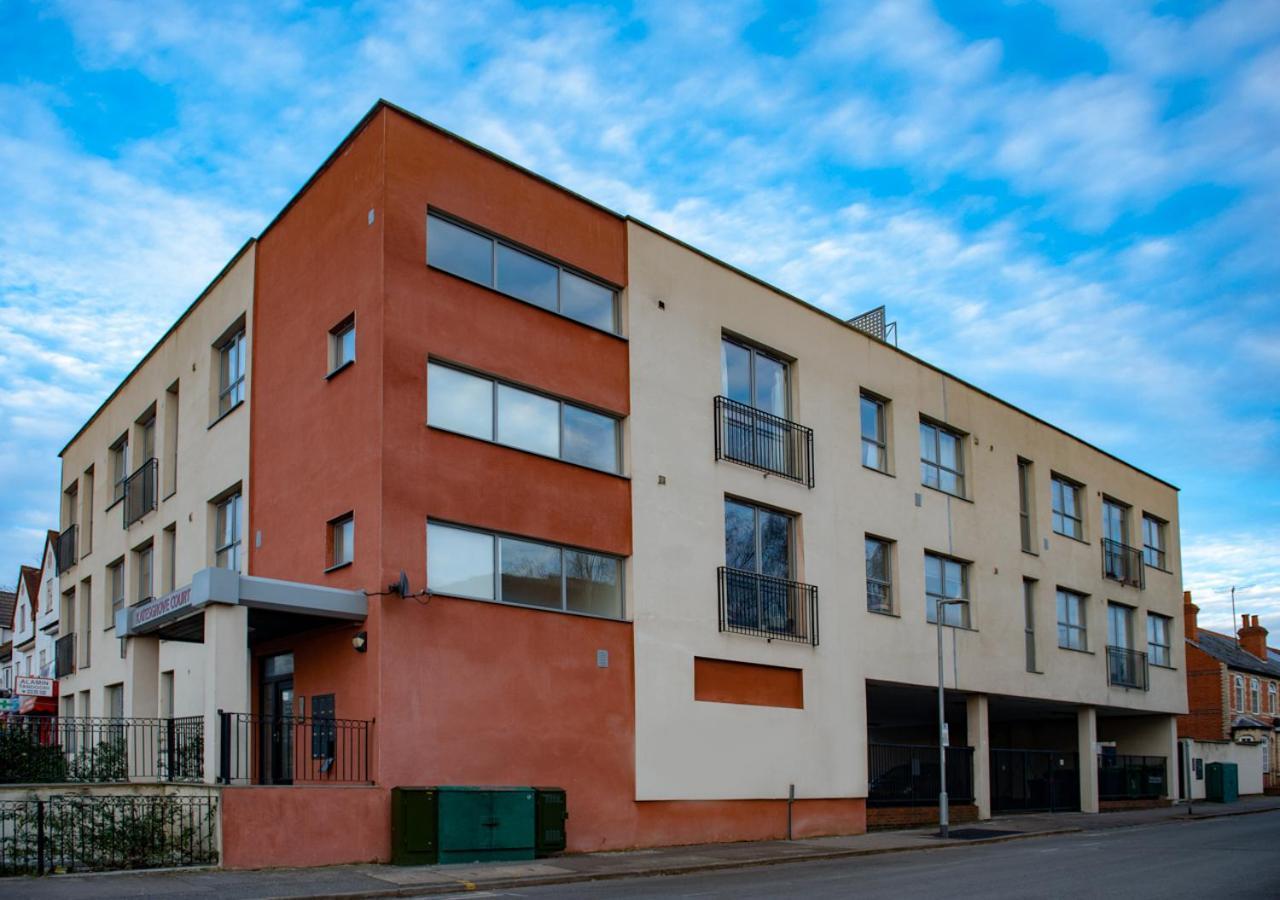 Modern & Spacious 2-Bed Flat With Secure Parking Reading Buitenkant foto