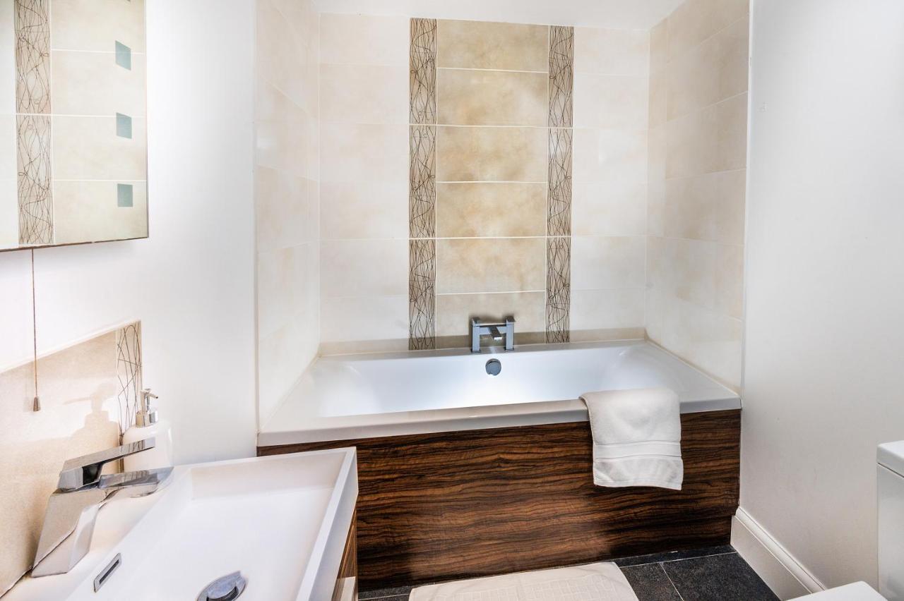 Modern & Spacious 2-Bed Flat With Secure Parking Reading Buitenkant foto