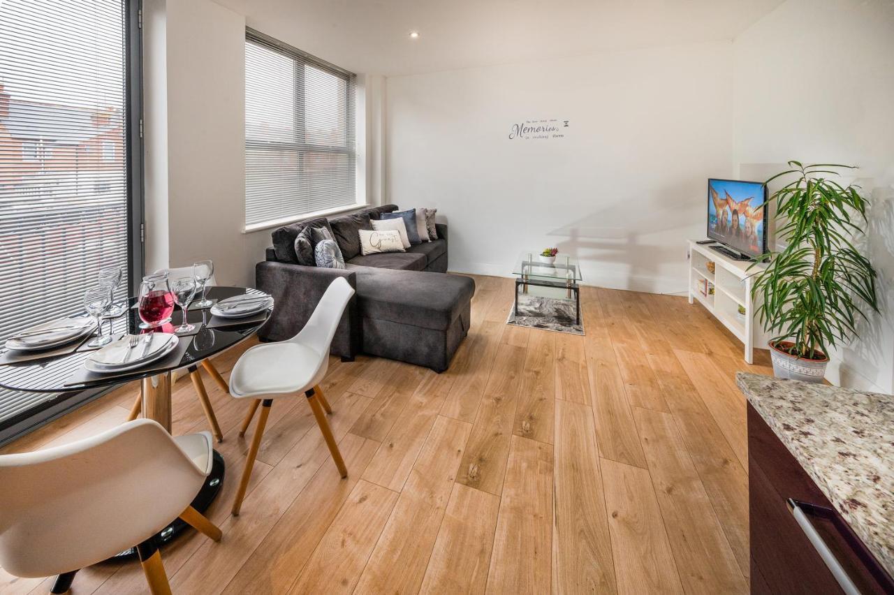 Modern & Spacious 2-Bed Flat With Secure Parking Reading Buitenkant foto
