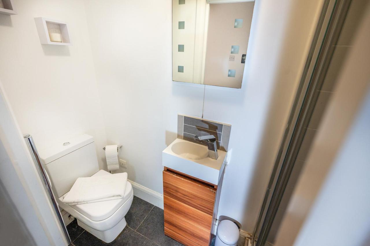 Modern & Spacious 2-Bed Flat With Secure Parking Reading Buitenkant foto