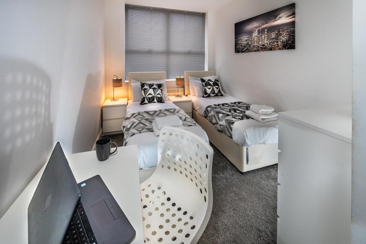 Modern & Spacious 2-Bed Flat With Secure Parking Reading Buitenkant foto