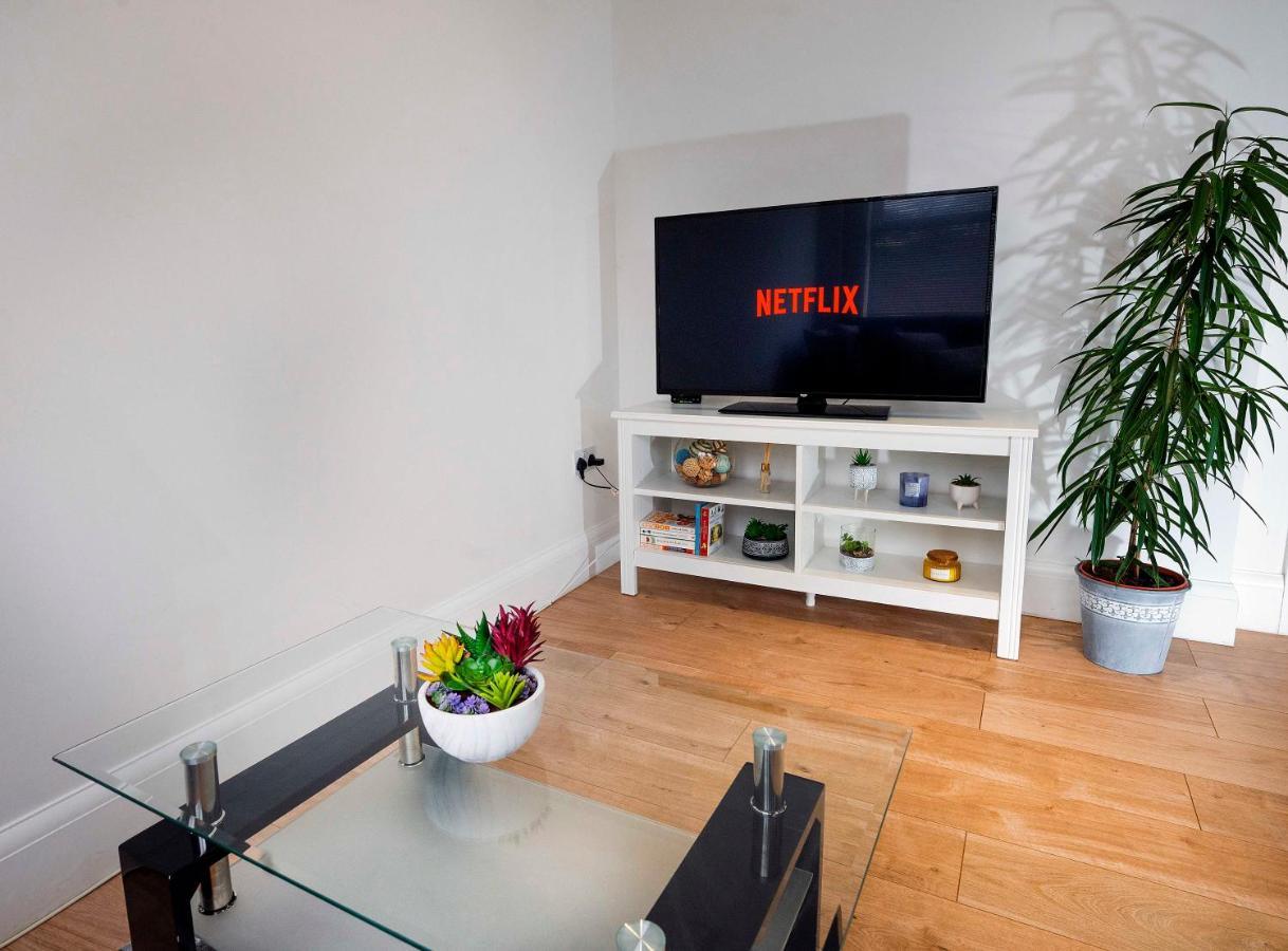 Modern & Spacious 2-Bed Flat With Secure Parking Reading Buitenkant foto