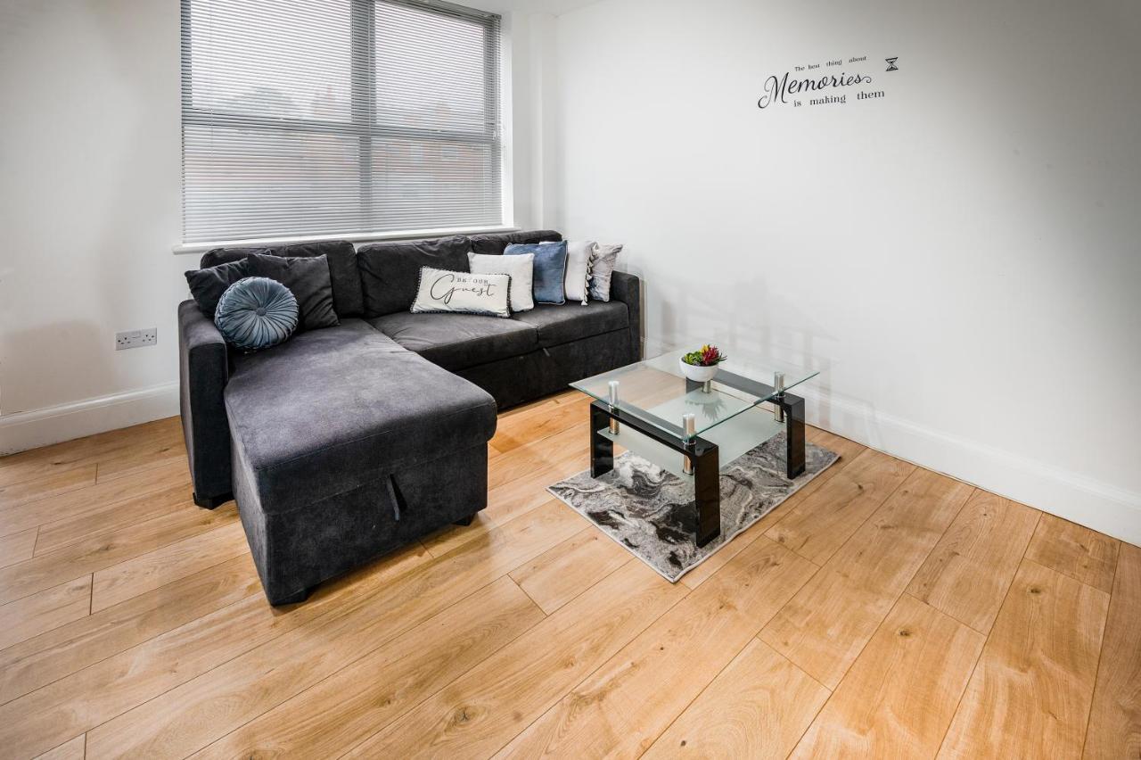 Modern & Spacious 2-Bed Flat With Secure Parking Reading Buitenkant foto