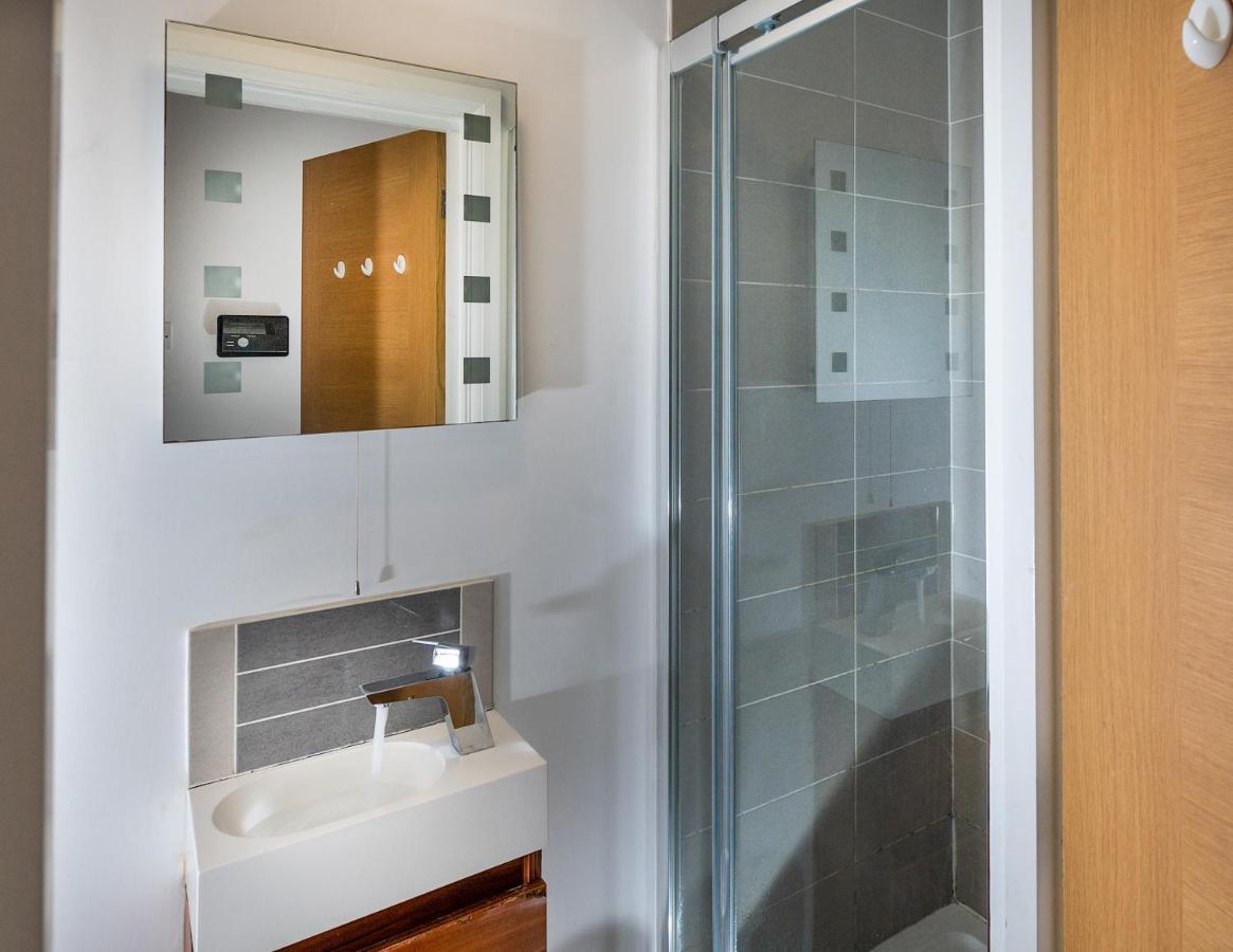 Modern & Spacious 2-Bed Flat With Secure Parking Reading Buitenkant foto